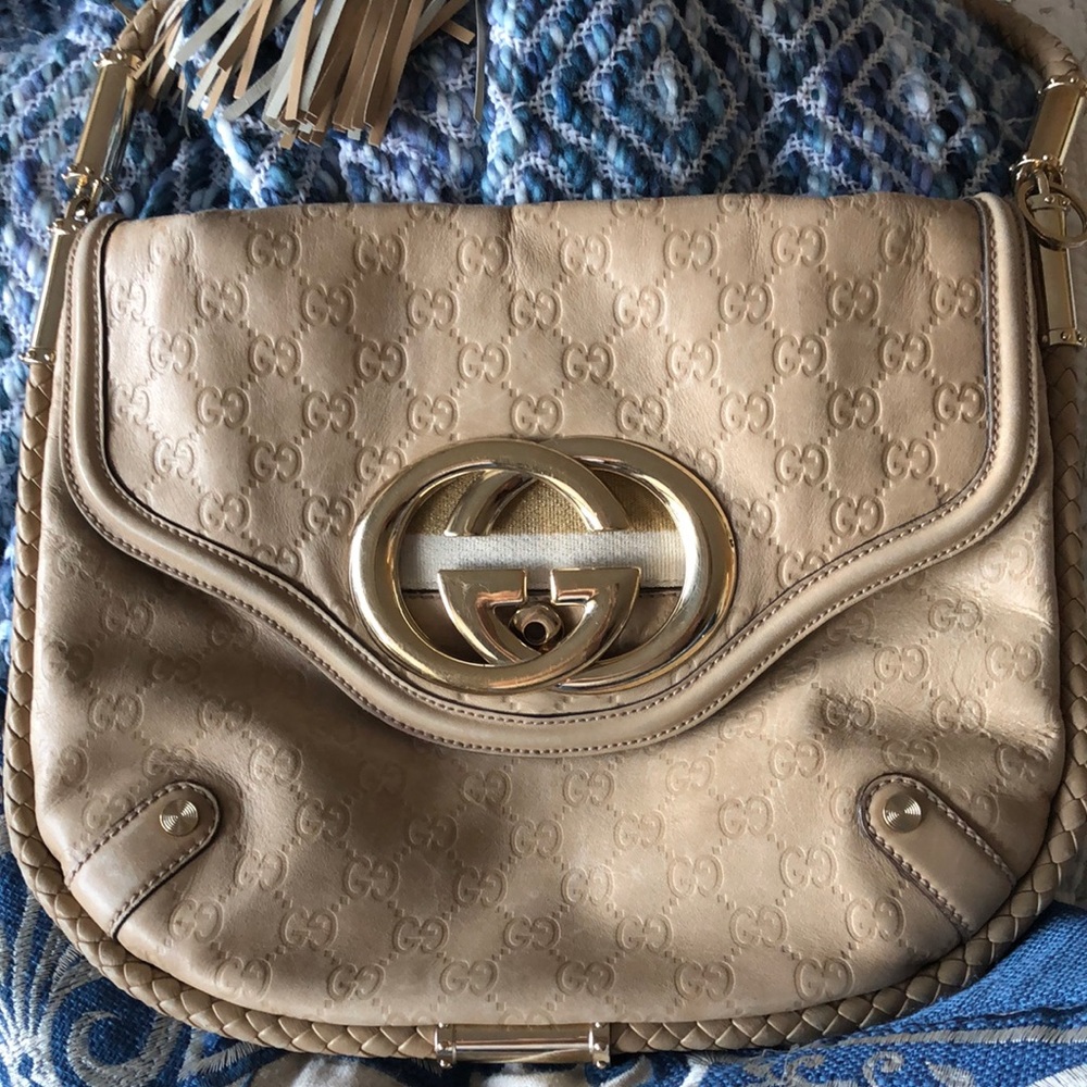 Authentic GUCCI BLONDIE BRITT TASSEL TAUPE Color/Gold shoulder bag.